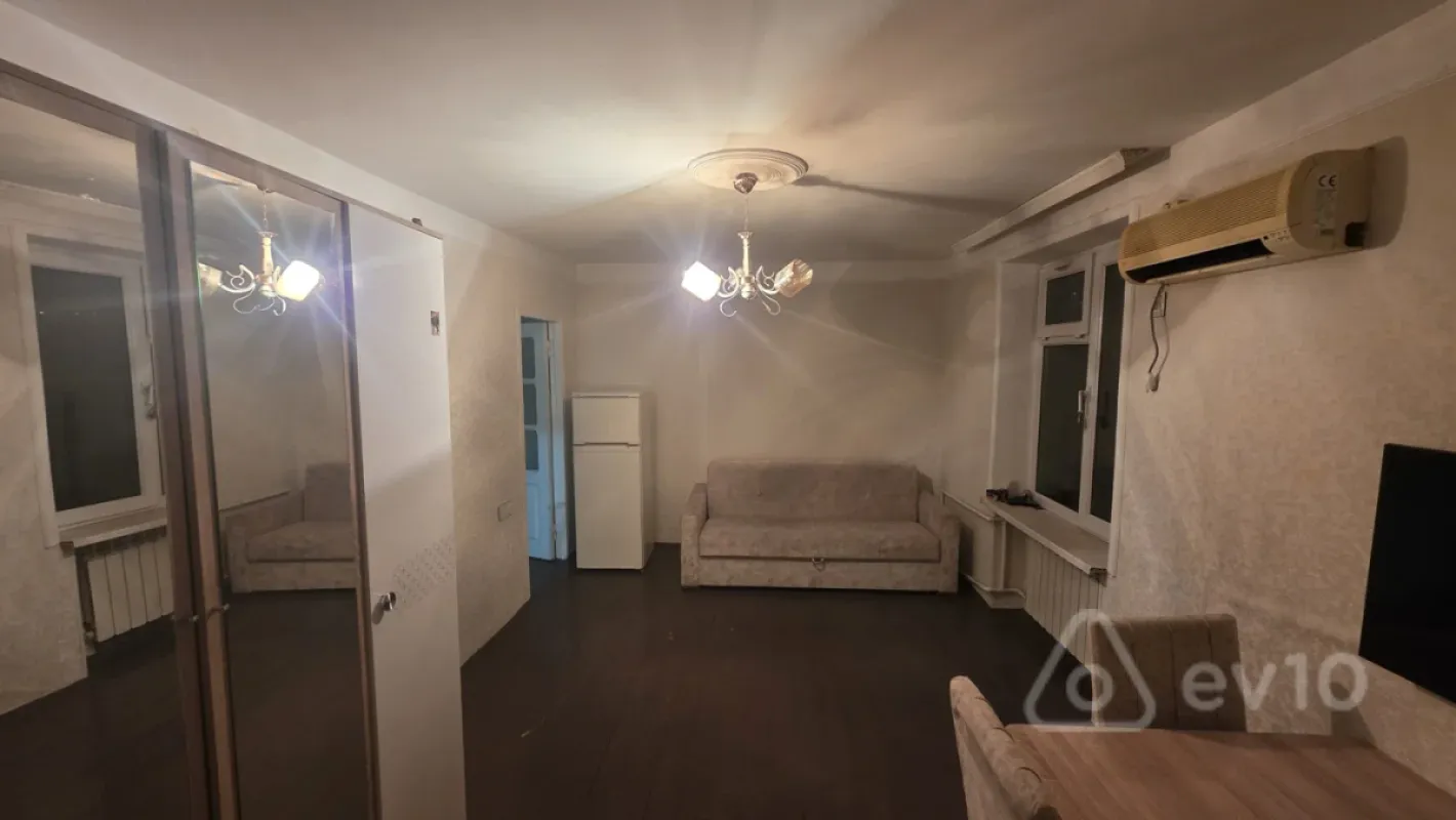 Satılır 1 otaqlı köhnə tikili 32 m²