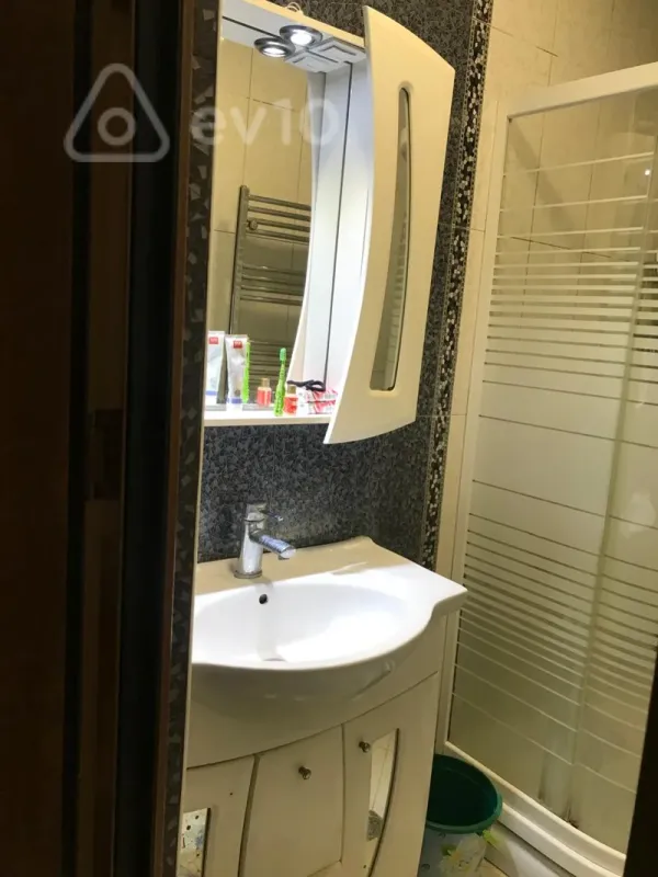 Kirayə verilir 5 otaqlı köhnə tikili 110 m²