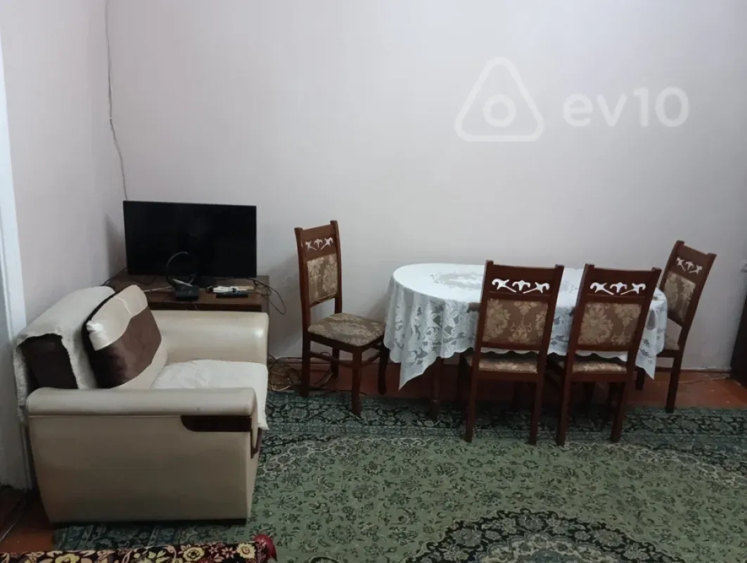 Kirayə verilir 2 otaqlı köhnə tikili 68 m²