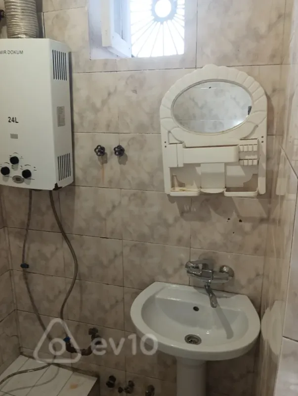 Kirayə verilir 2 otaqlı köhnə tikili 68 m²