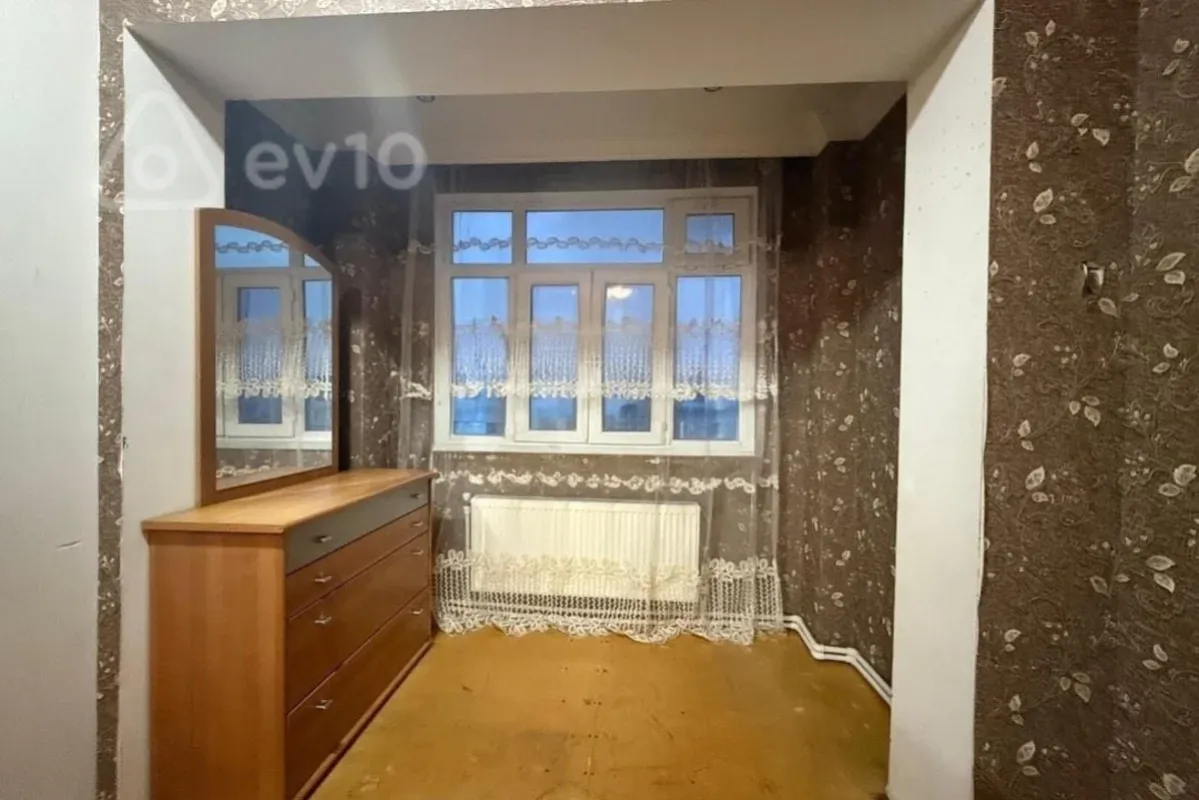 Kirayə verilir 4 otaqlı köhnə tikili 90 m²