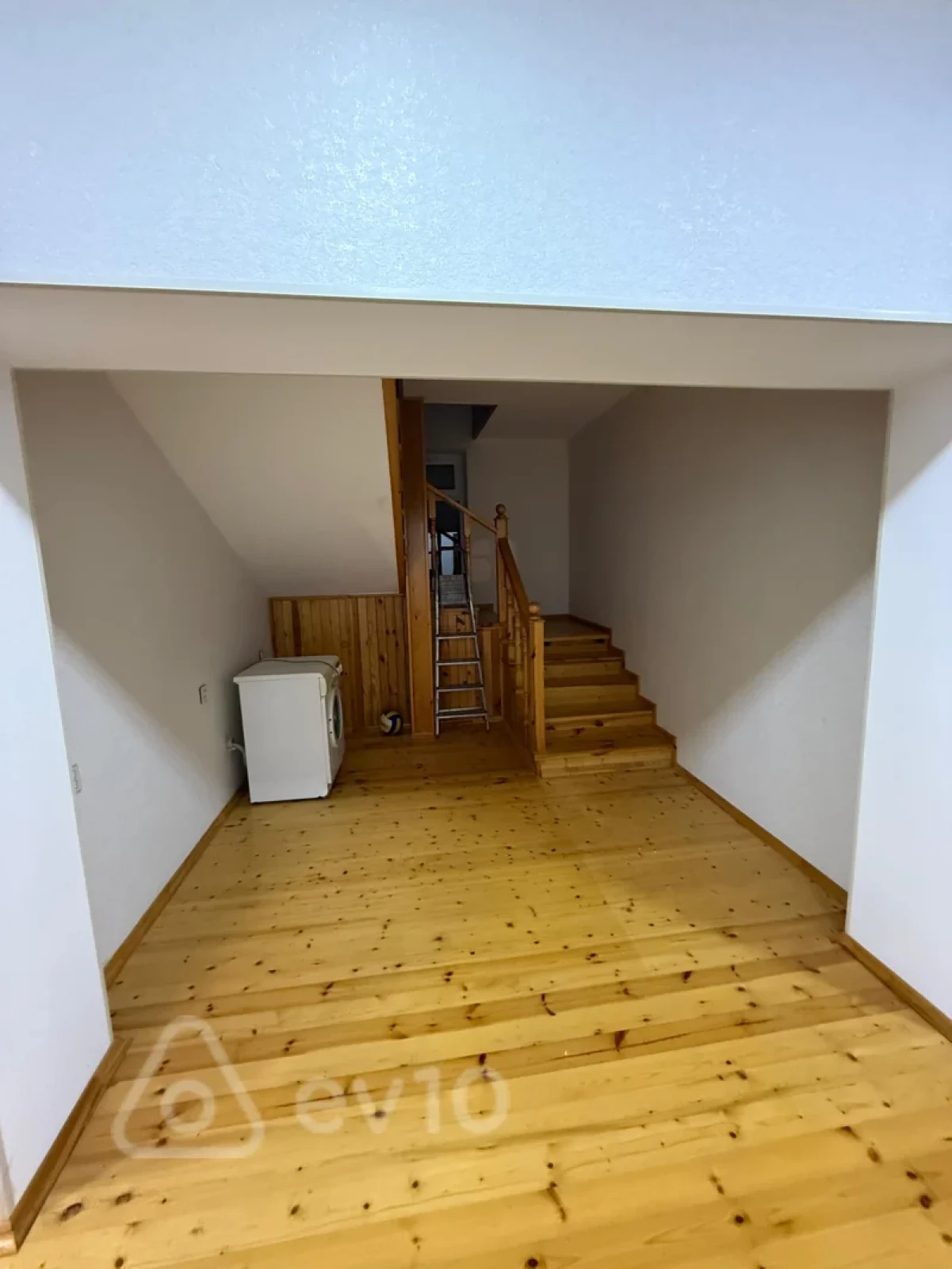 Satılır 8 otaqlı həyət evi 240 m²