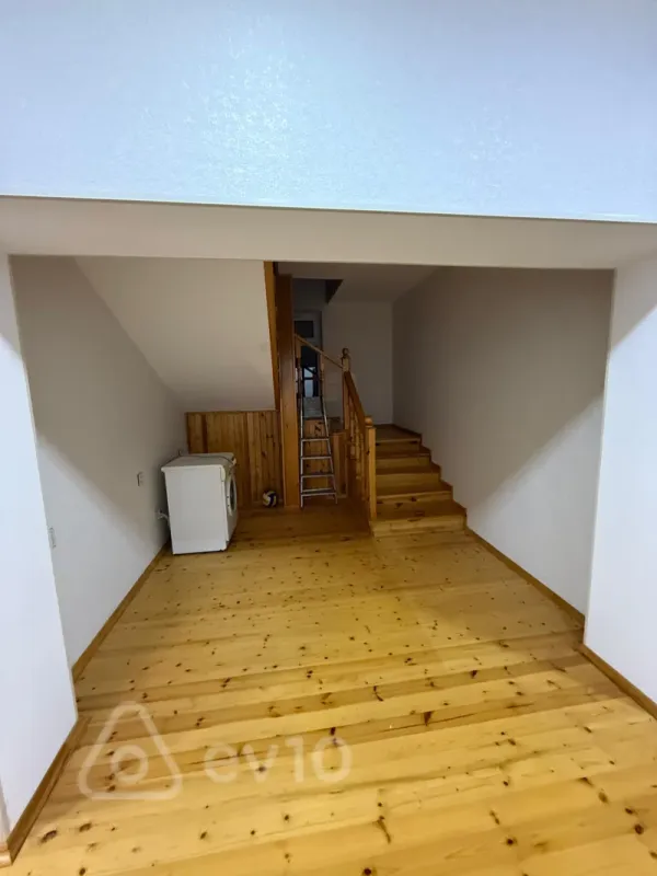 Satılır 8 otaqlı həyət evi 240 m²