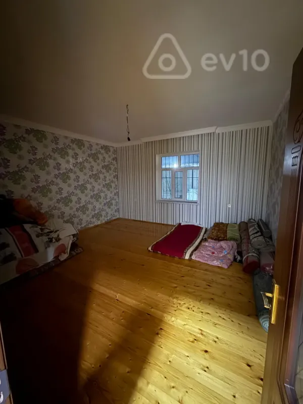 Satılır 8 otaqlı həyət evi 240 m²