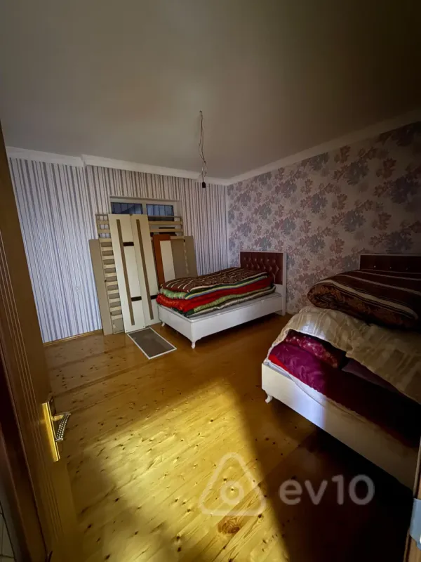 Satılır 8 otaqlı həyət evi 240 m²
