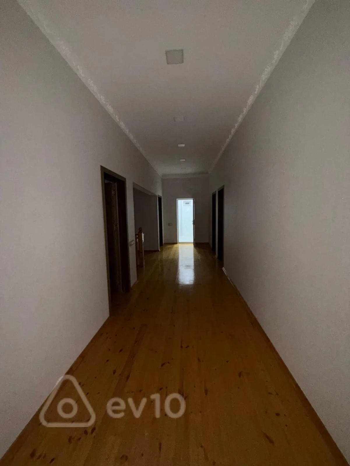 Satılır 8 otaqlı həyət evi 240 m²