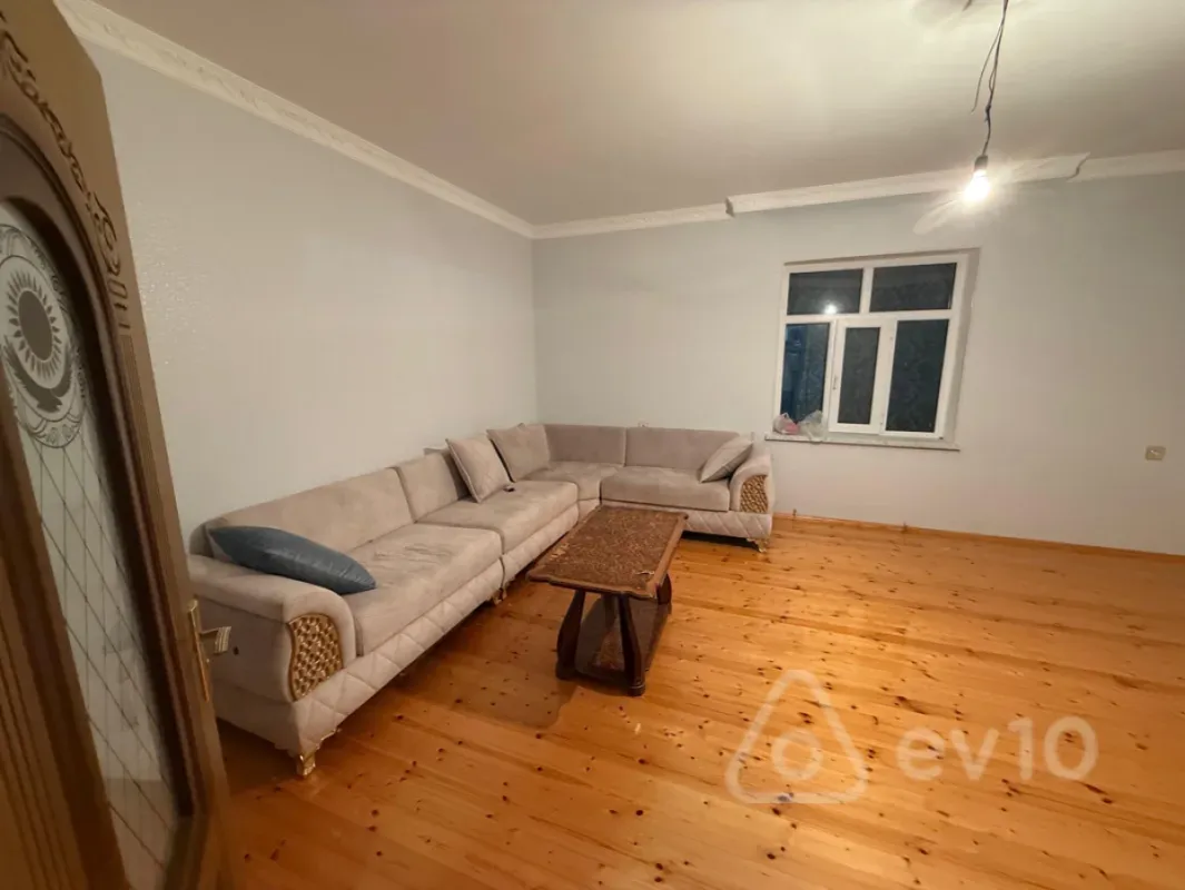 Satılır 8 otaqlı həyət evi 240 m²