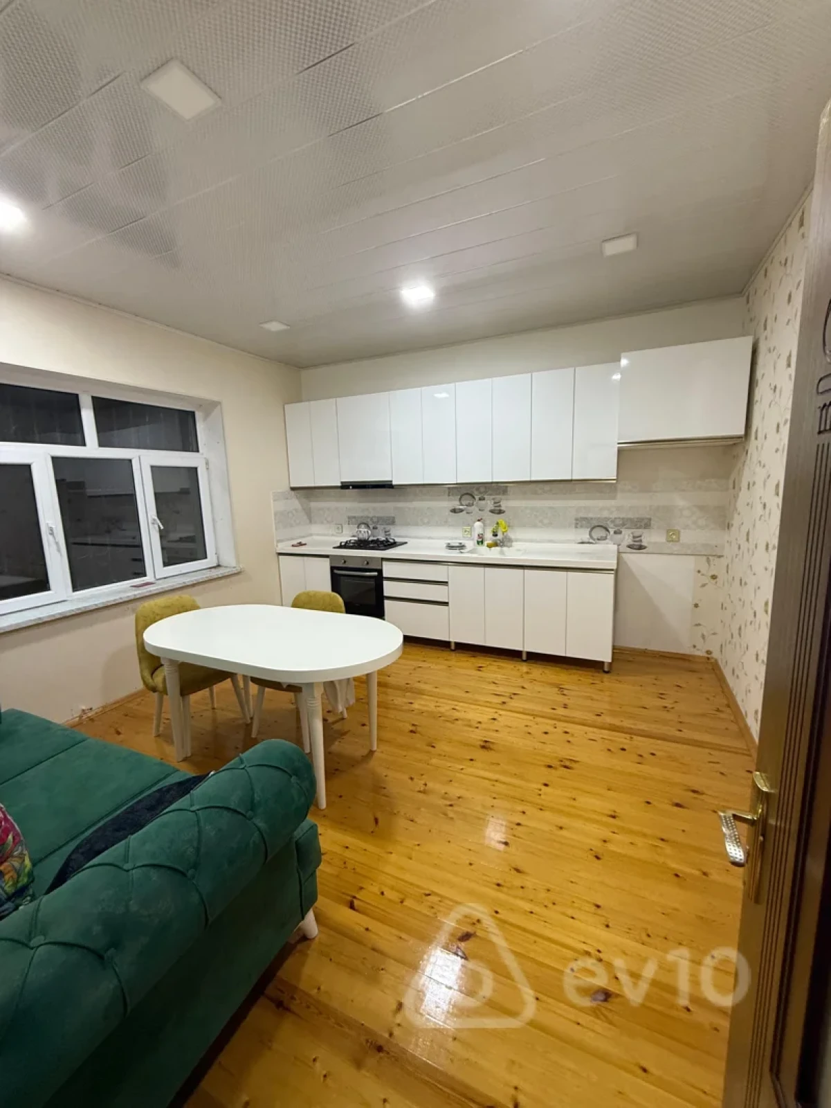 Satılır 8 otaqlı həyət evi 240 m²