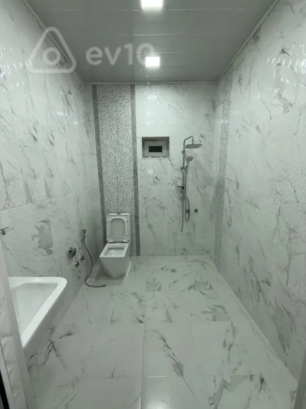 Satılır 8 otaqlı həyət evi 240 m²