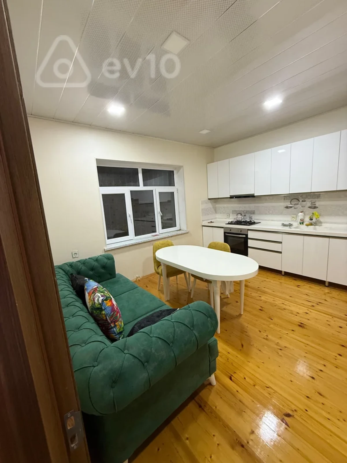 Satılır 8 otaqlı həyət evi 240 m²