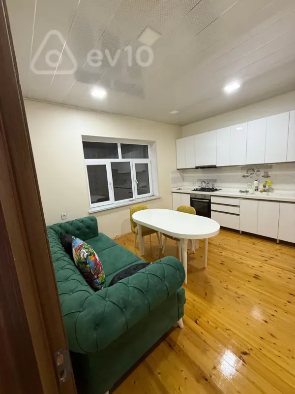 Satılır 8 otaqlı həyət evi 240 m²