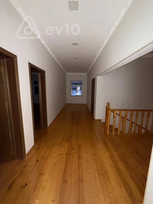 Satılır 8 otaqlı həyət evi 240 m²