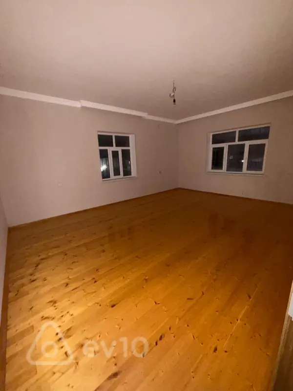 Satılır 8 otaqlı həyət evi 240 m²