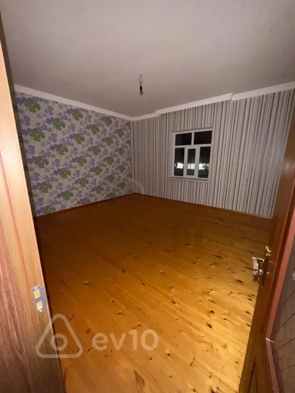 Satılır 8 otaqlı həyət evi 240 m²