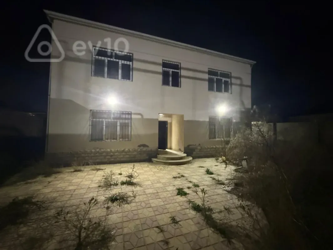 Satılır 8 otaqlı həyət evi 240 m²