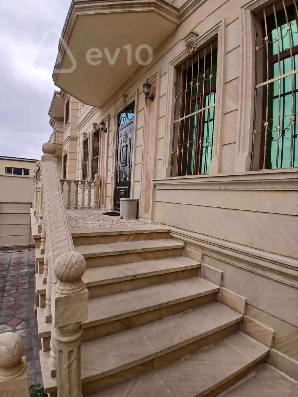 Satılır 6 otaqlı həyət evi 250 m²