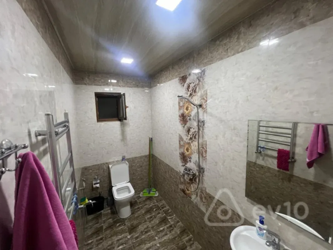 Satılır 6 otaqlı həyət evi 250 m²