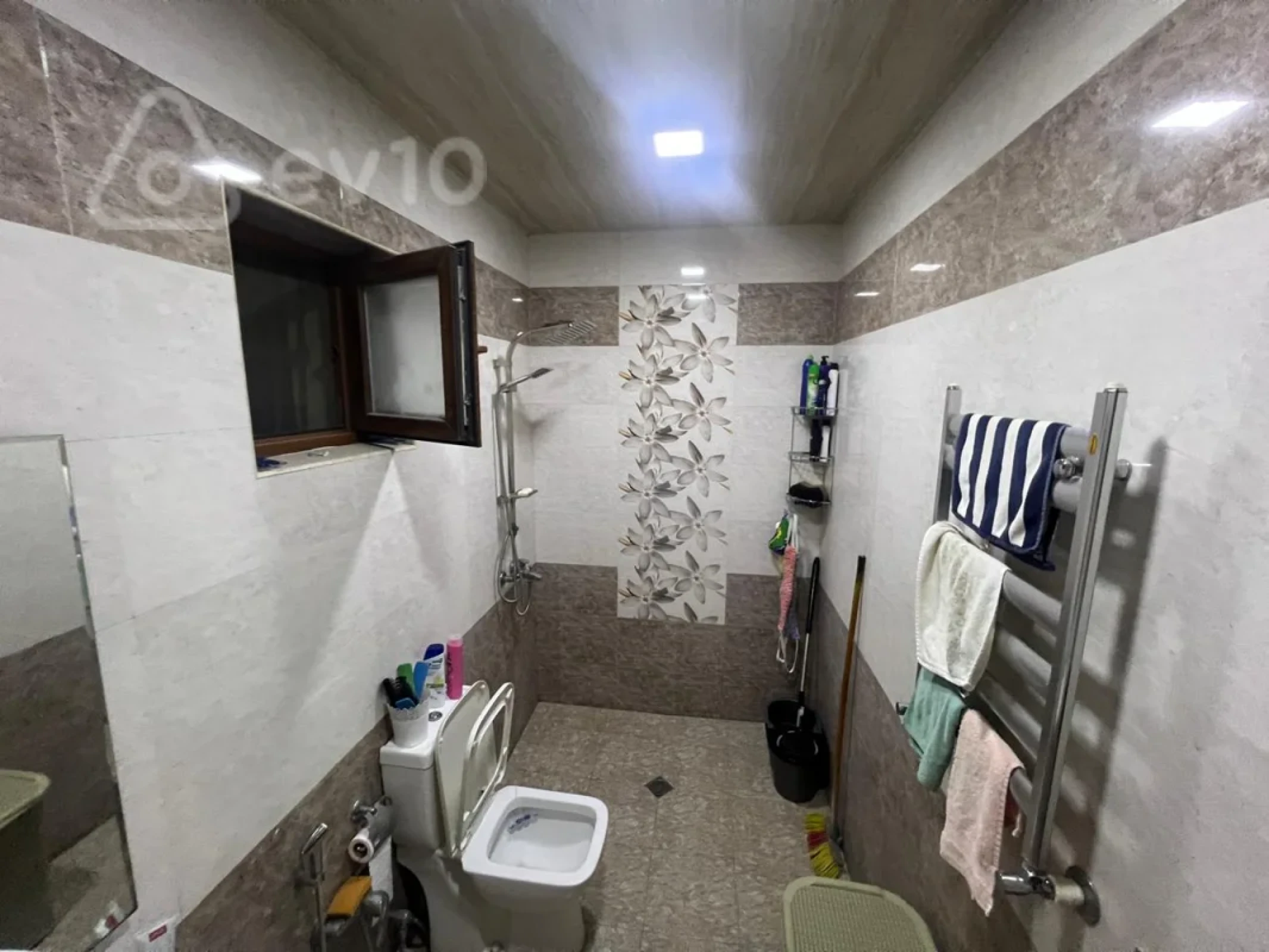 Satılır 6 otaqlı həyət evi 250 m²