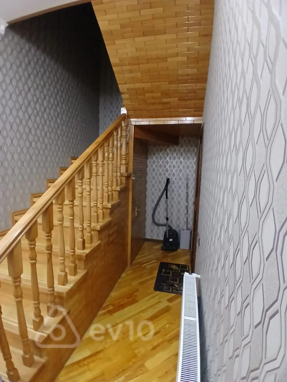 Satılır 6 otaqlı həyət evi 250 m²