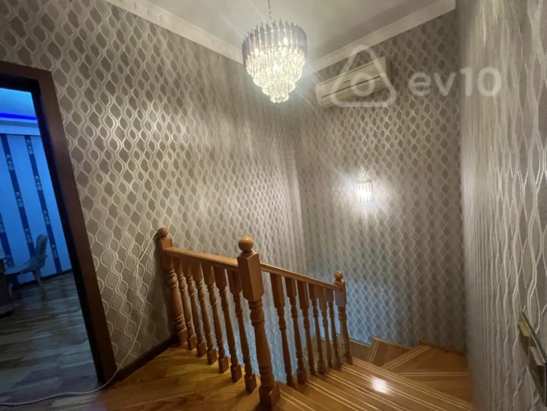 Satılır 6 otaqlı həyət evi 250 m²