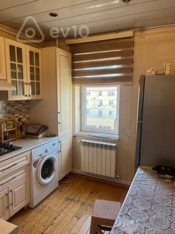 Kirayə verilir 3 otaqlı köhnə tikili 85 m²