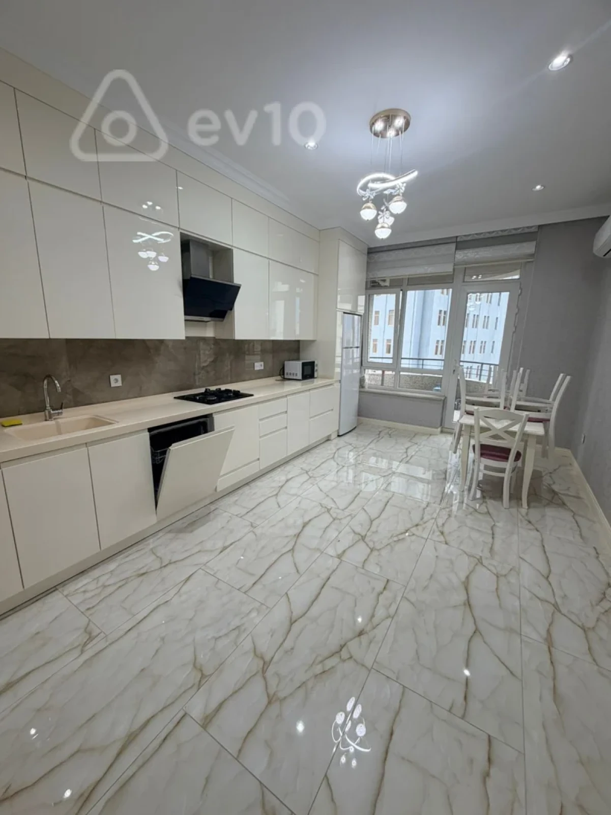 Kirayə verilir 3 otaqlı yeni tikili 130 m²