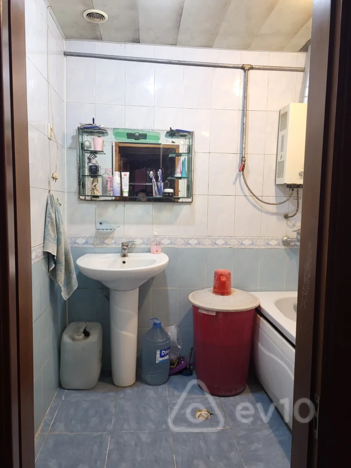 Satılır 4 otaqlı köhnə tikili 100 m²