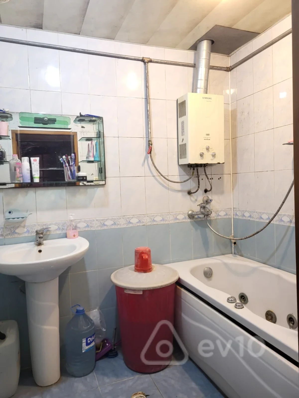 Satılır 4 otaqlı köhnə tikili 100 m²