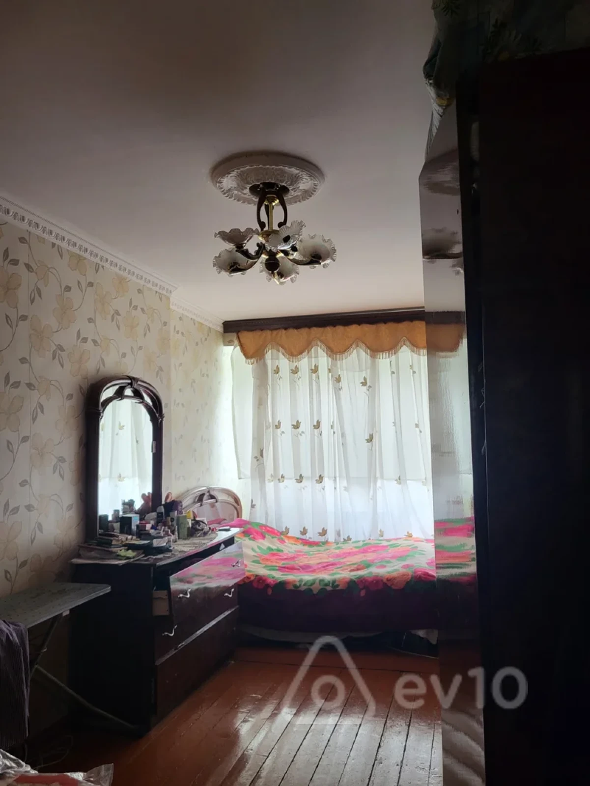 Satılır 4 otaqlı köhnə tikili 100 m²