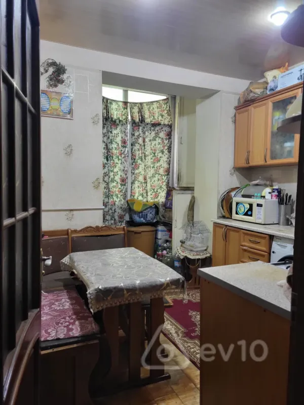 Satılır 4 otaqlı köhnə tikili 100 m²