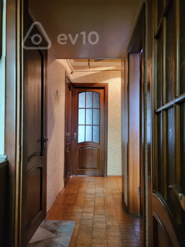 Satılır 4 otaqlı köhnə tikili 100 m²