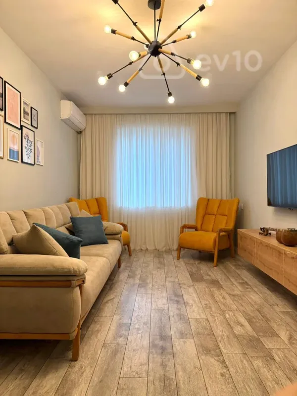 Satılır 2 otaqlı köhnə tikili 60 m²