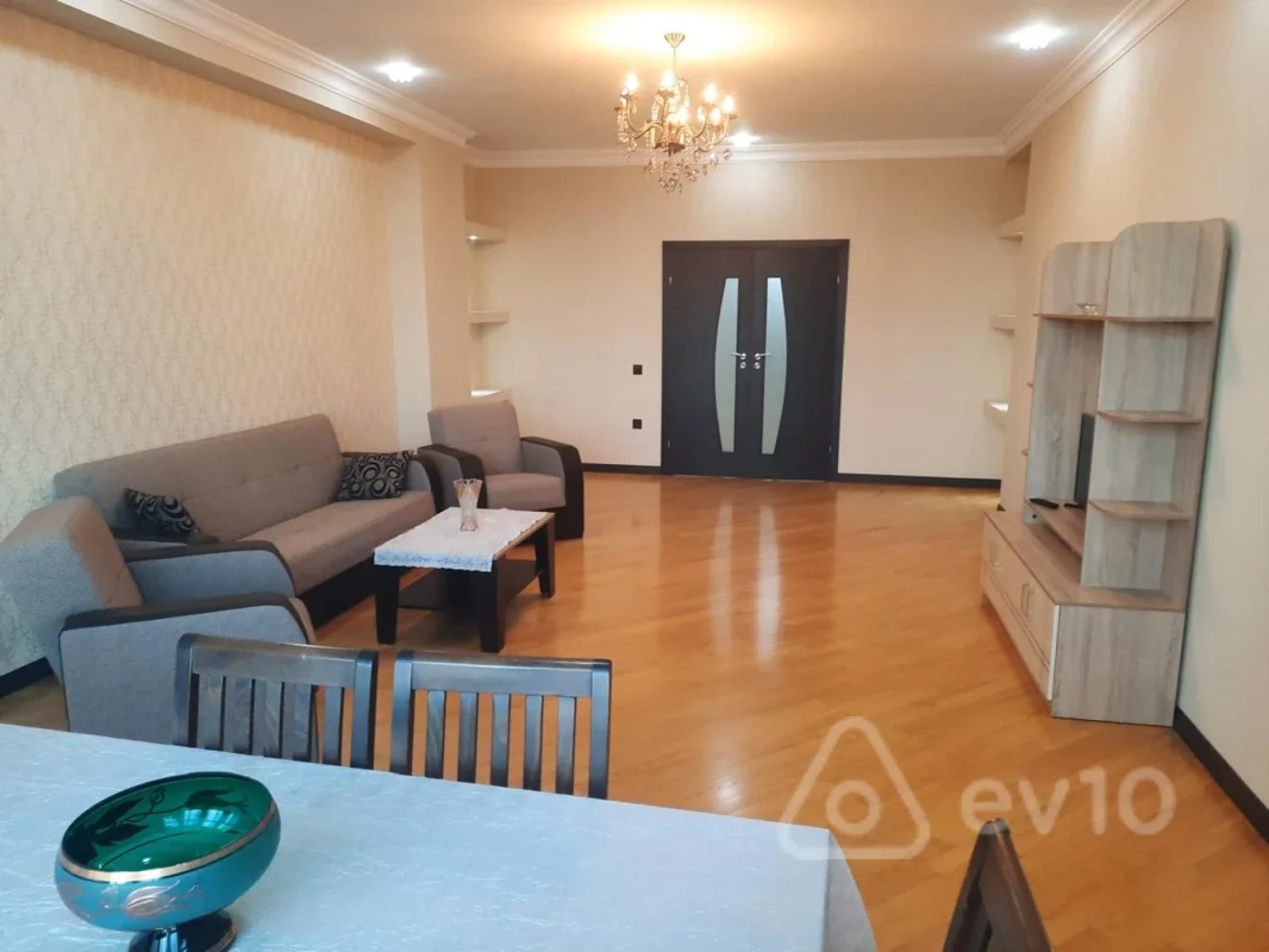 Kirayə verilir 3 otaqlı yeni tikili 138 m²