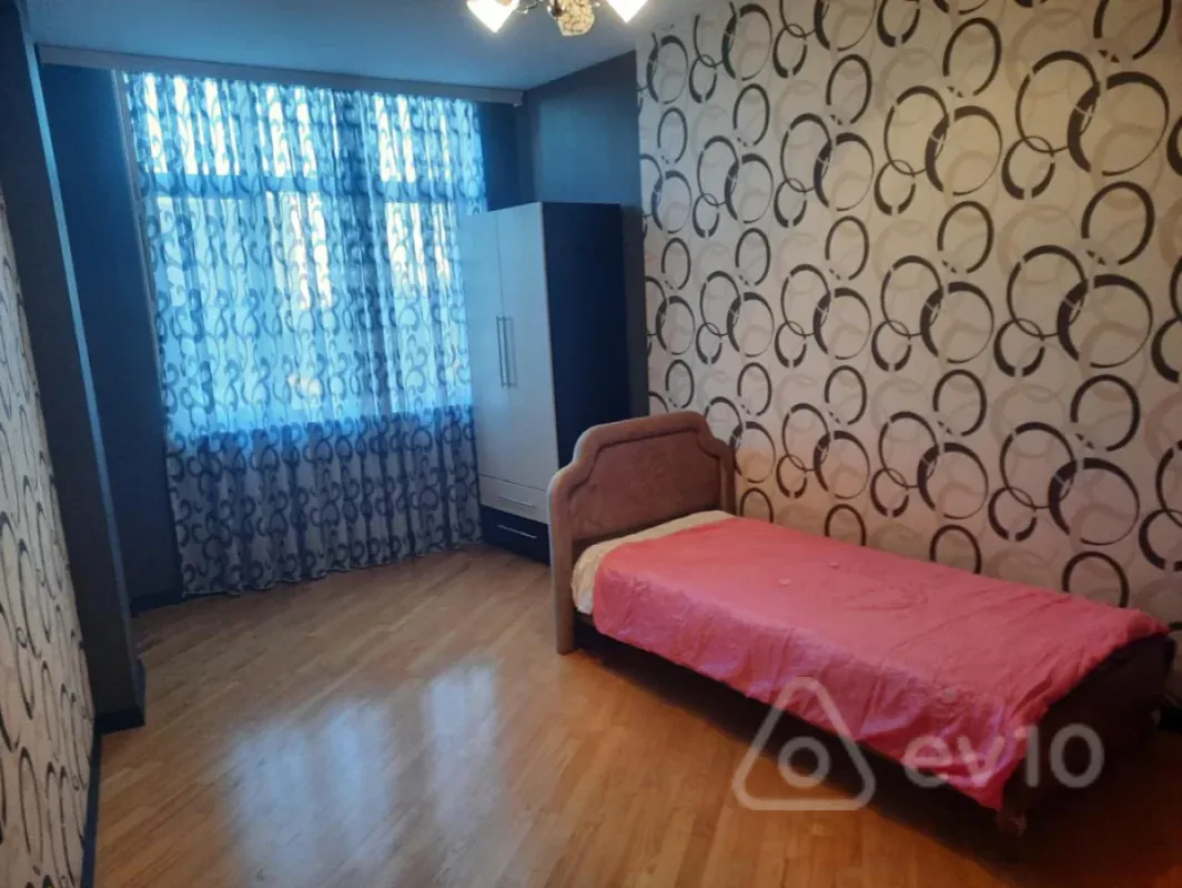 Kirayə verilir 3 otaqlı yeni tikili 138 m²