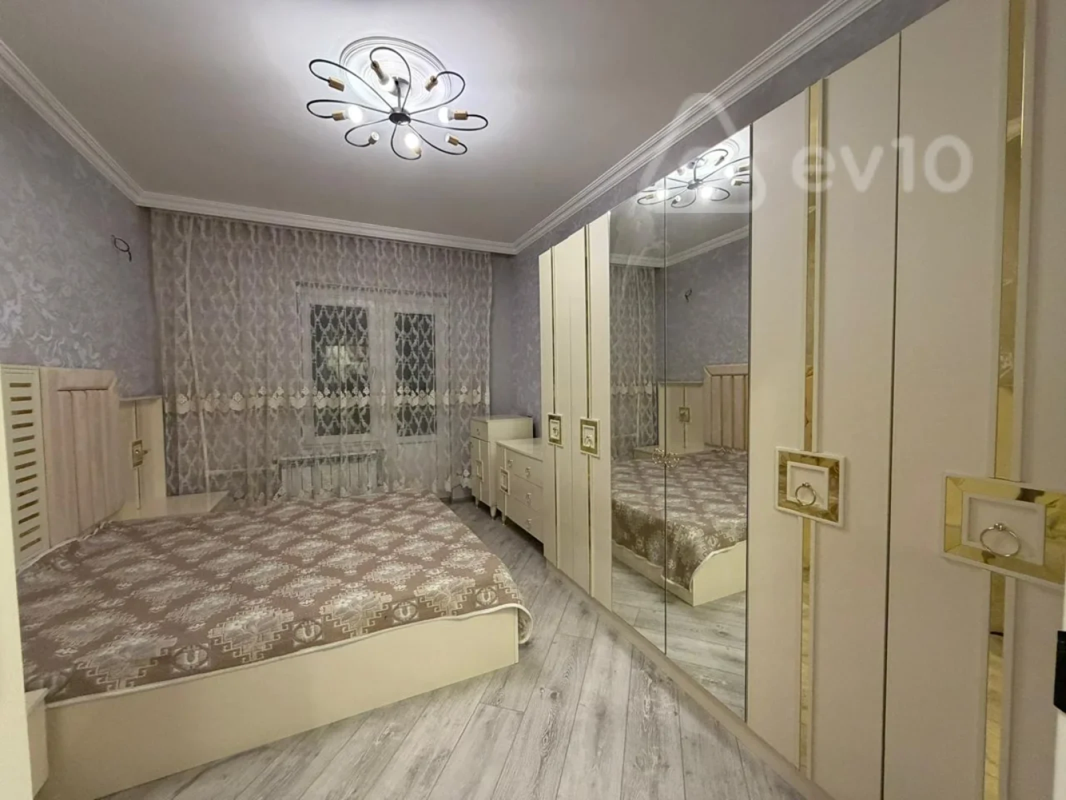 Kirayə verilir 2 otaqlı köhnə tikili 90 m²