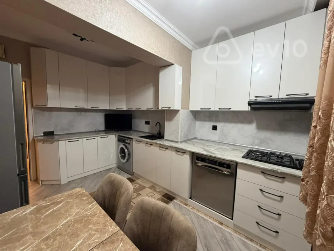 Kirayə verilir 2 otaqlı köhnə tikili 90 m²