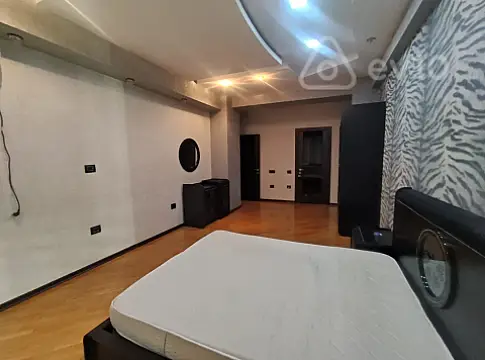 Kirayə verilir 3 otaqlı yeni tikili 140 m²