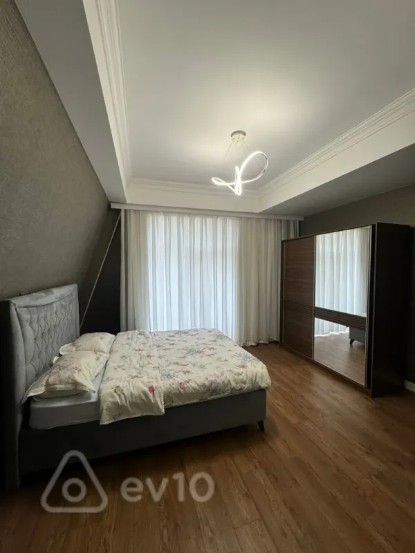 Kirayə verilir 6 otaqlı yeni tikili 142 m²