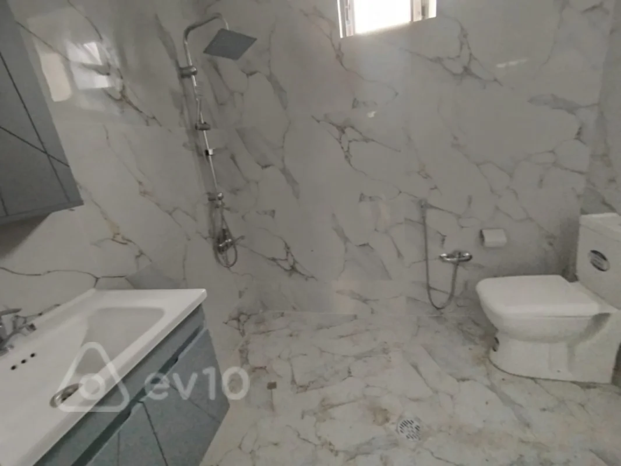 Satılır 5 otaqlı həyət evi 138 m²