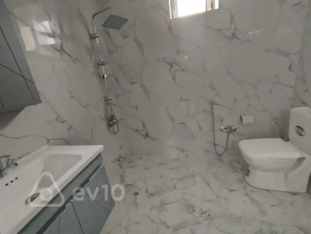 Satılır 5 otaqlı həyət evi 138 m²