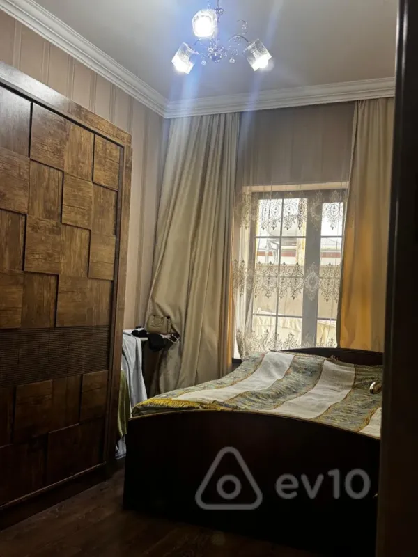 Satılır 5 otaqlı həyət evi 180 m²