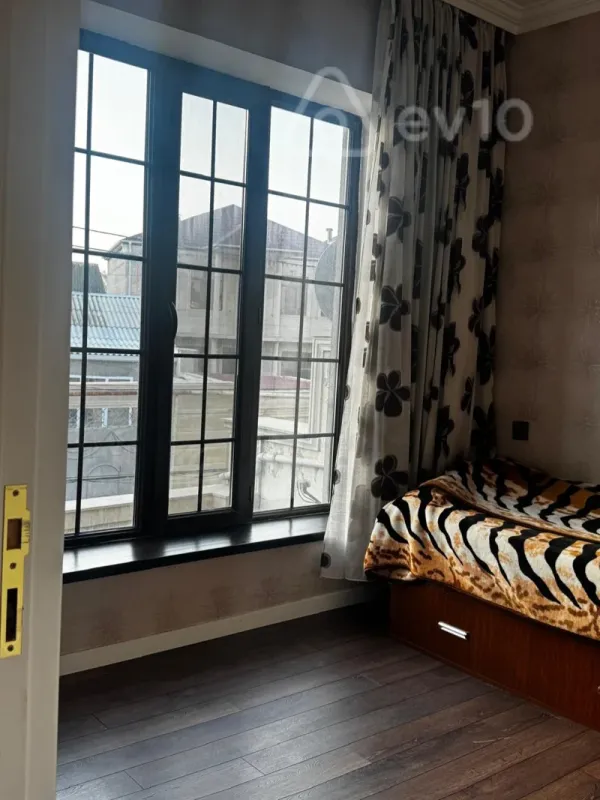 Satılır 5 otaqlı həyət evi 180 m²