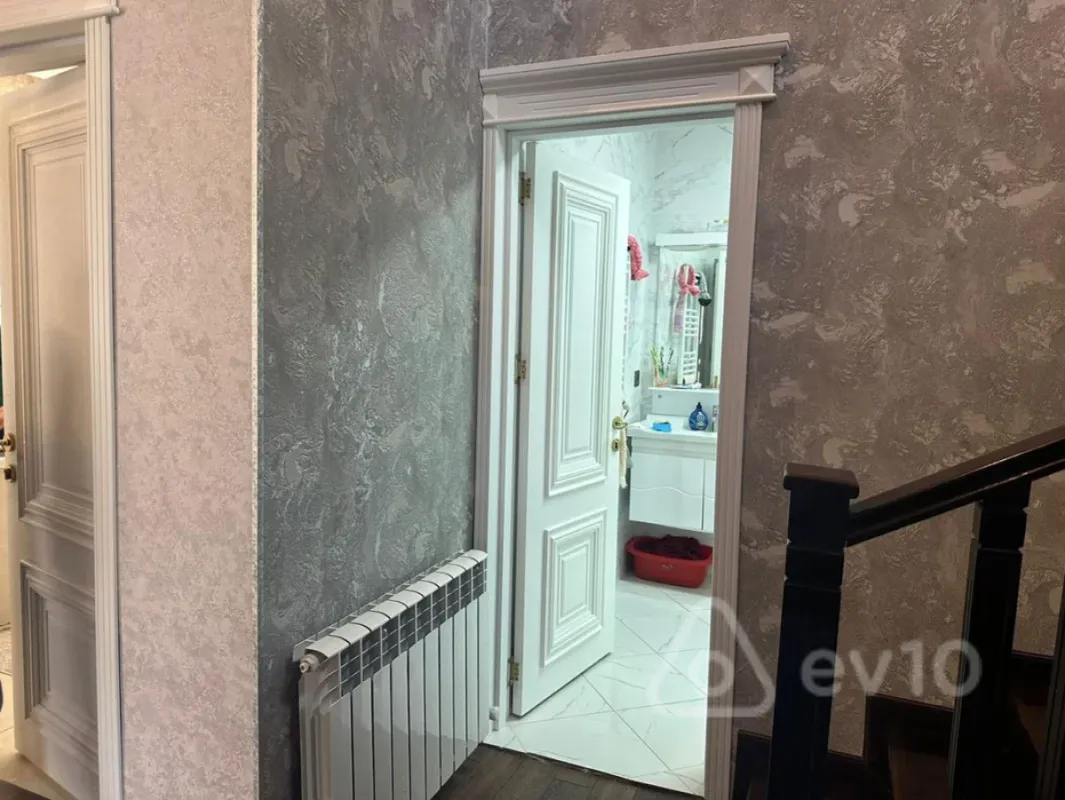 Satılır 5 otaqlı həyət evi 180 m²