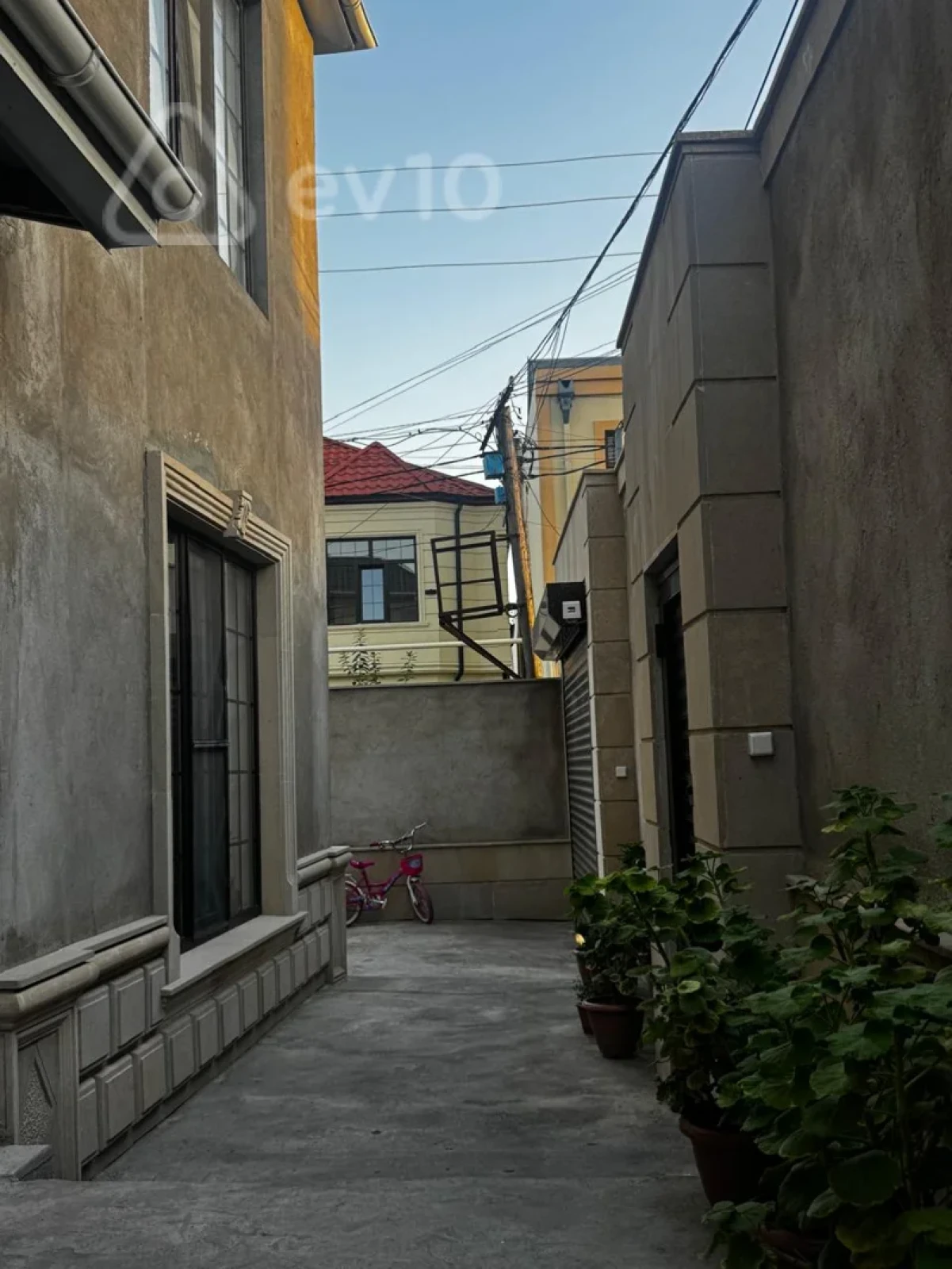 Satılır 5 otaqlı həyət evi 180 m²