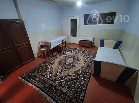 Kirayə verilir 2 otaqlı köhnə tikili 50 m²