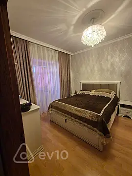 Satılır 4 otaqlı köhnə tikili 90 m²