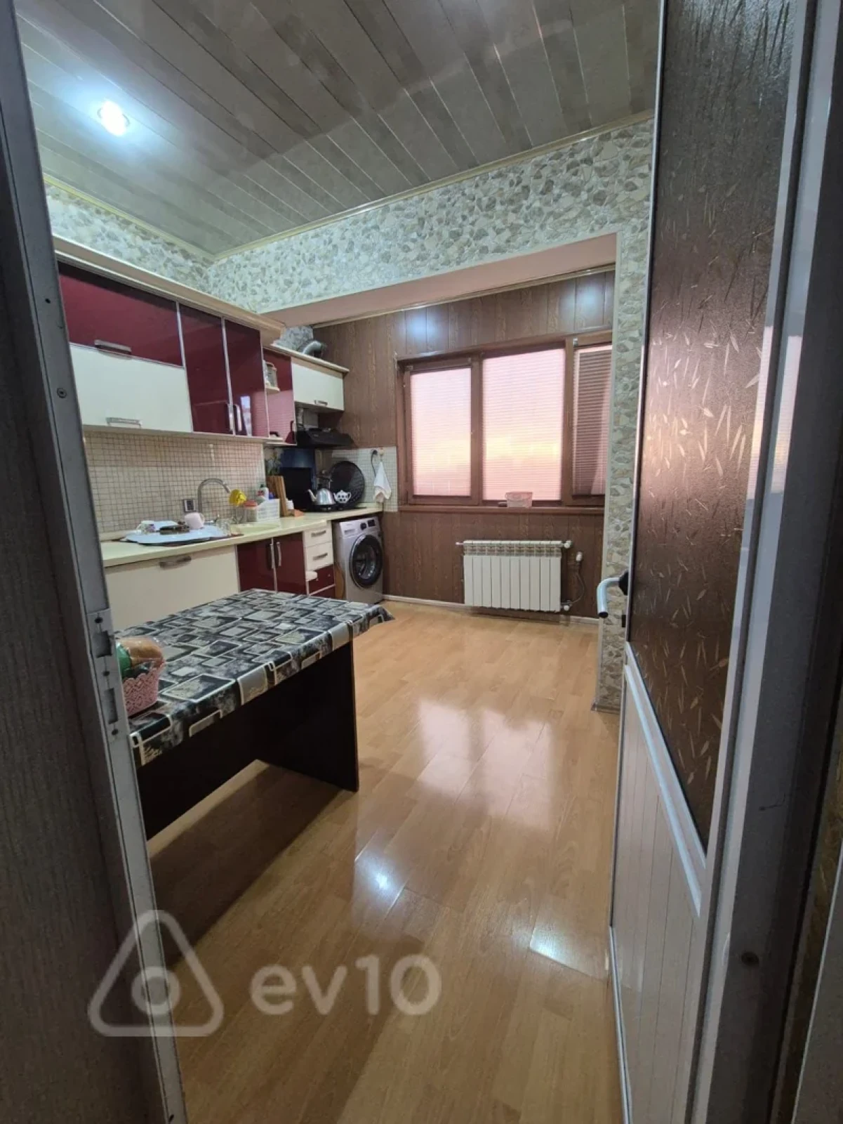 Satılır 4 otaqlı köhnə tikili 90 m²