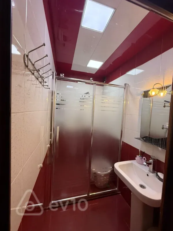 Satılır 4 otaqlı köhnə tikili 100 m²