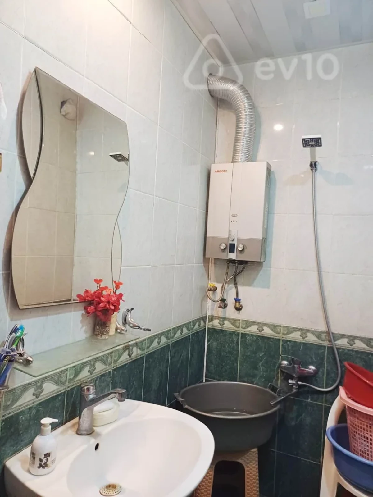 Satılır 5 otaqlı köhnə tikili 130 m²