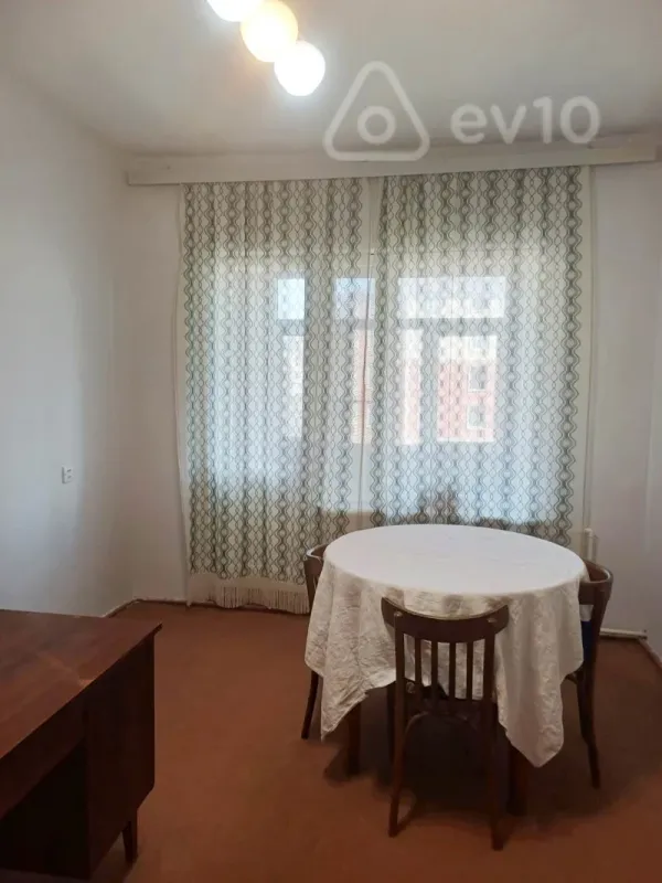 Satılır 5 otaqlı köhnə tikili 130 m²